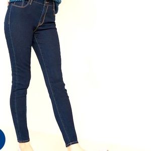 Old Navy rockstar mid rise  jeans size 6 short